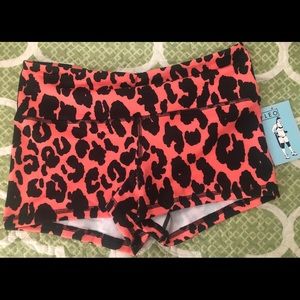 NWT FLEO shorts sz large.